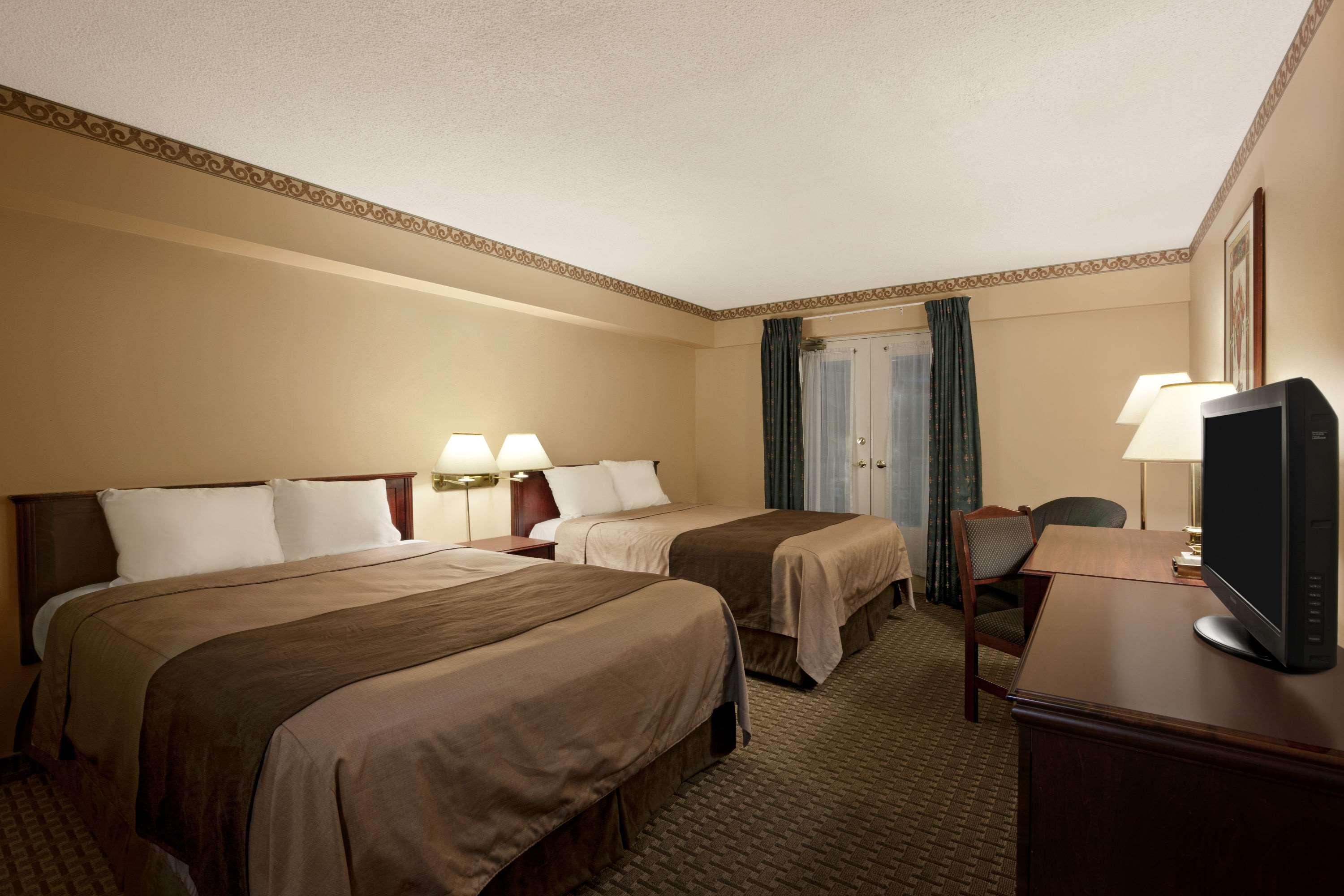 Travelodge By Wyndham Ottawa West Екстер'єр фото