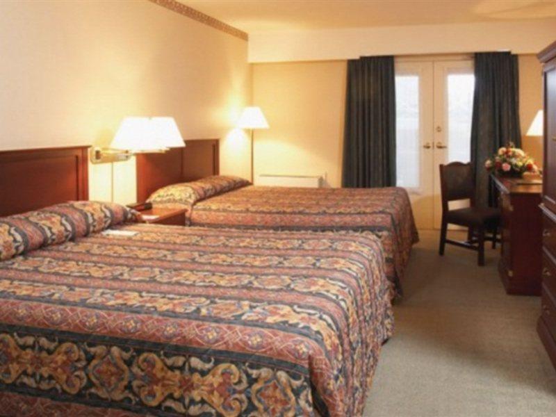 Travelodge By Wyndham Ottawa West Екстер'єр фото