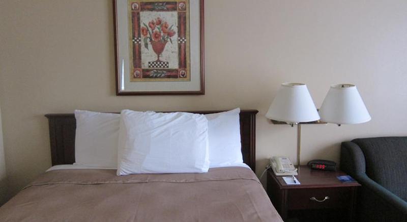 Travelodge By Wyndham Ottawa West Екстер'єр фото
