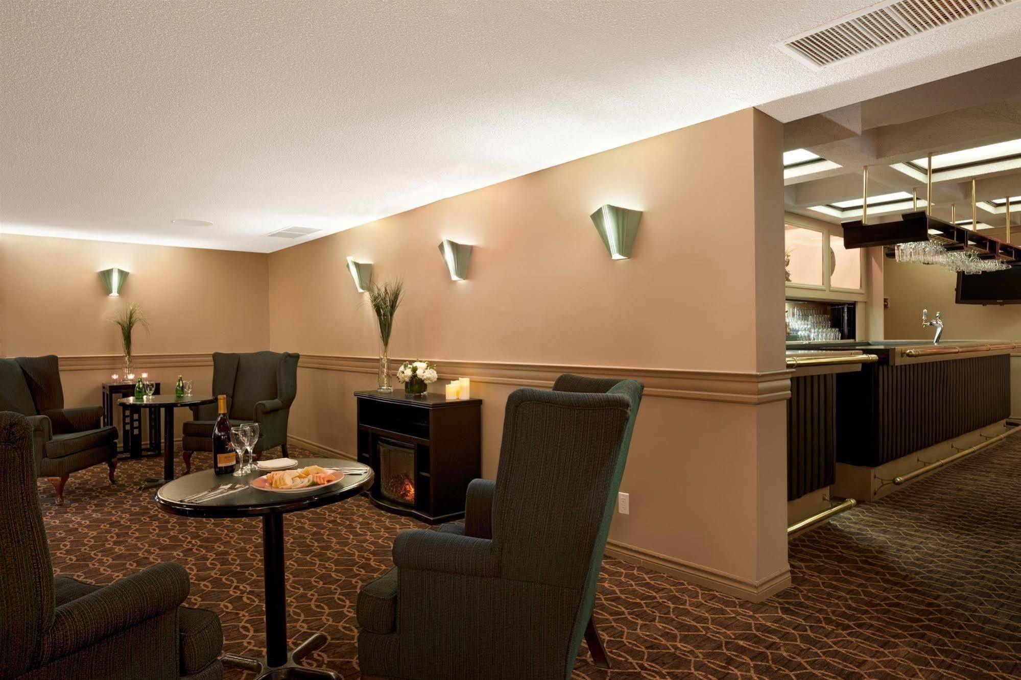 Travelodge By Wyndham Ottawa West Екстер'єр фото
