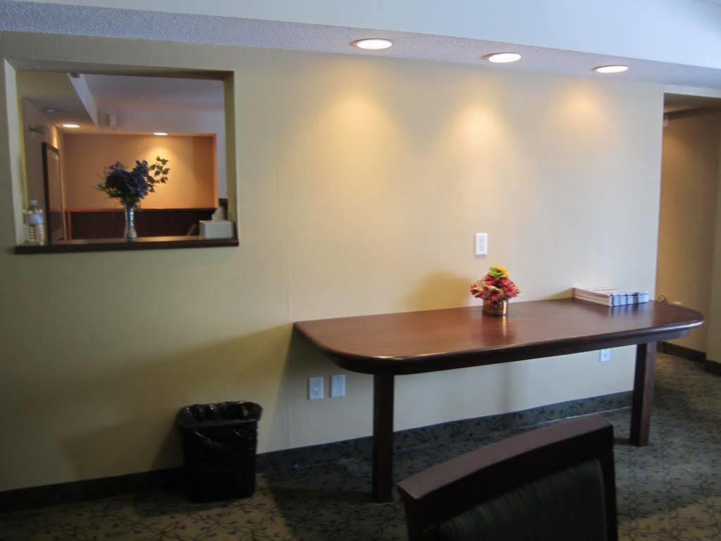 Travelodge By Wyndham Ottawa West Екстер'єр фото