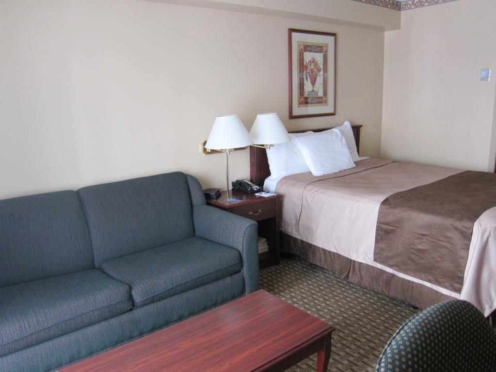 Travelodge By Wyndham Ottawa West Екстер'єр фото