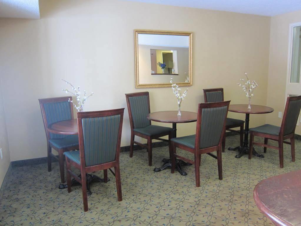 Travelodge By Wyndham Ottawa West Екстер'єр фото